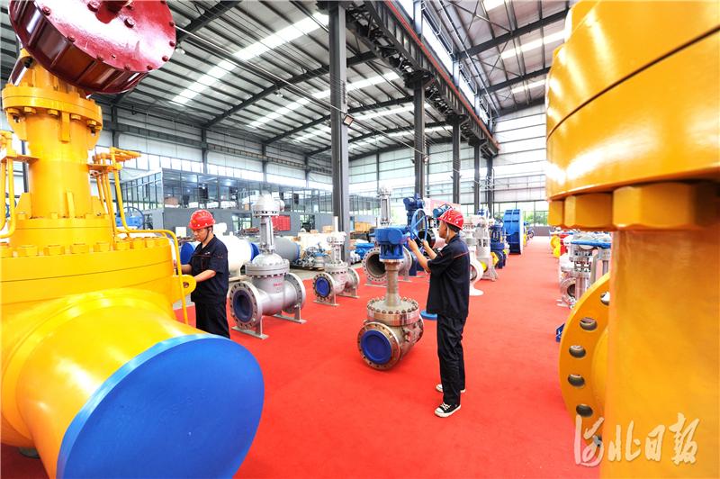 成安县经济开发区的北方阀门产业园北京阀门总厂员工正在检验阀门产品